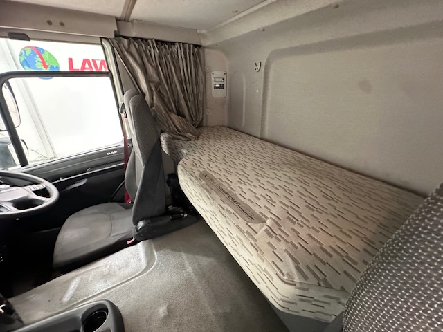 DAF CF 370 6×2 Sleeper Cab Fridge Box