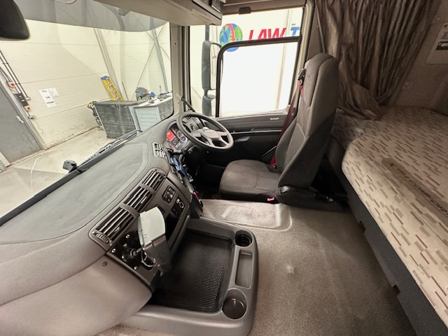 DAF CF 370 6×2 Sleeper Cab Fridge Box