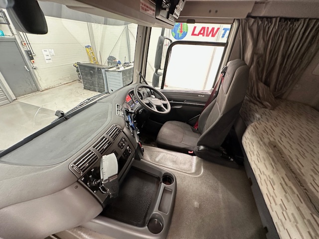 DAF CF 370 6×2 Sleeper Cab Fridge Box