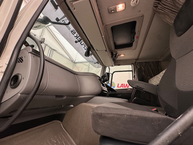 DAF CF 370 6×2 Sleeper Cab Fridge Box