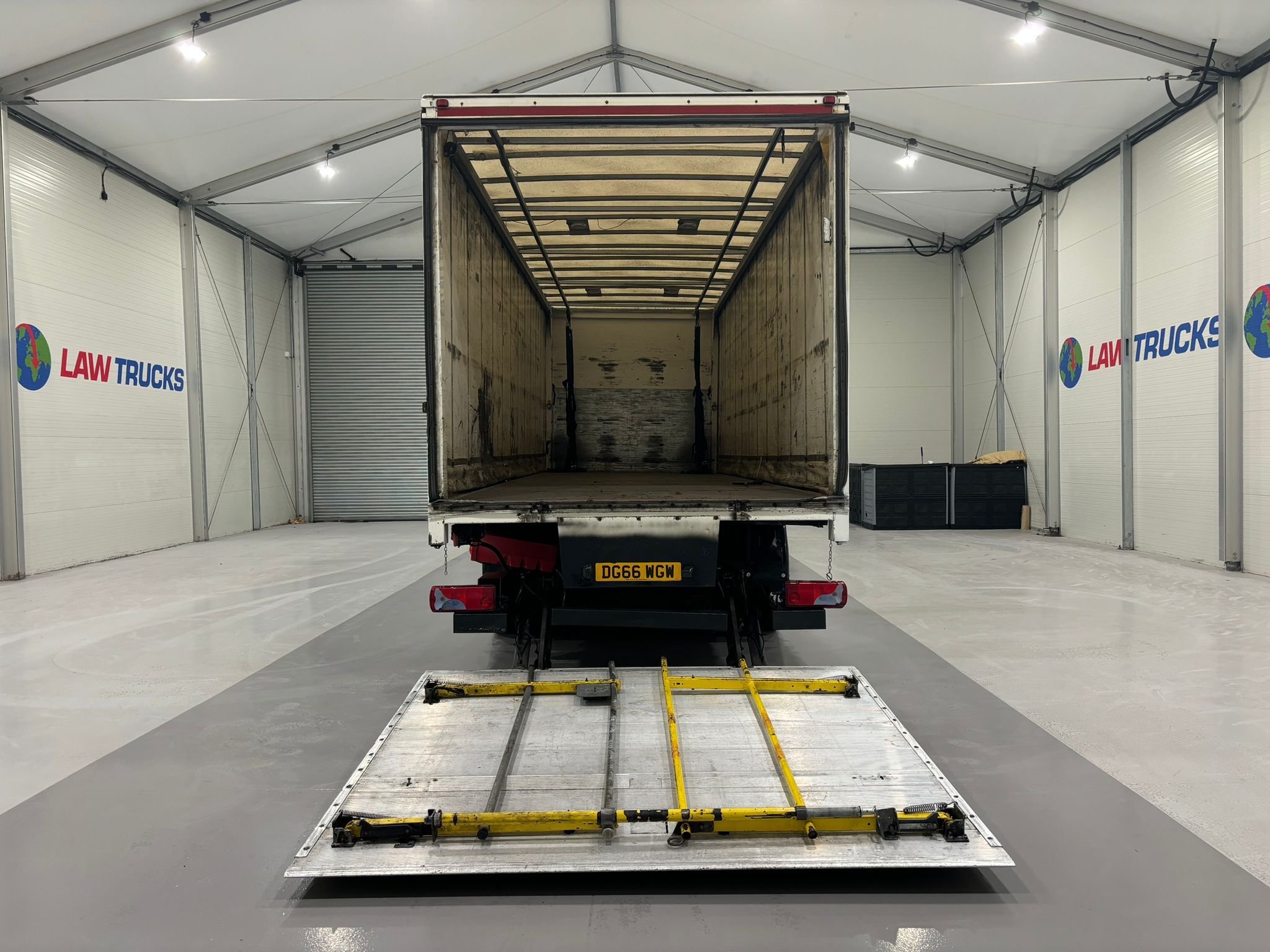 MAN TGM 18.250 4×2 Sleeper Cab Curtainsider