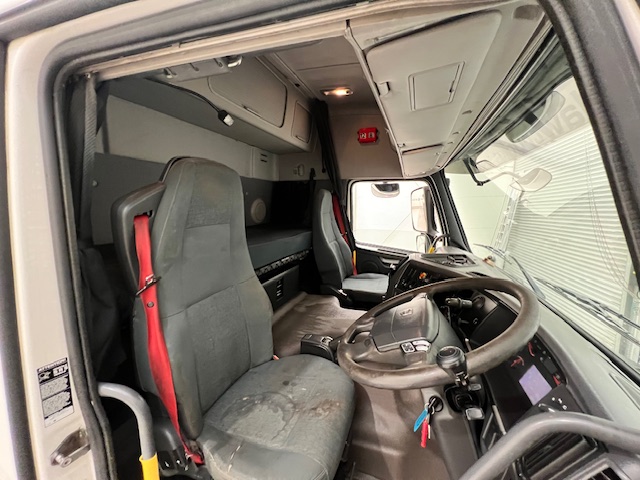 Volvo FM 450 Dropside Brick Grab Drawbar