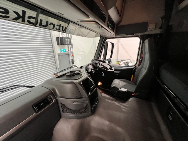 Volvo FM 450 Dropside Brick Grab Drawbar
