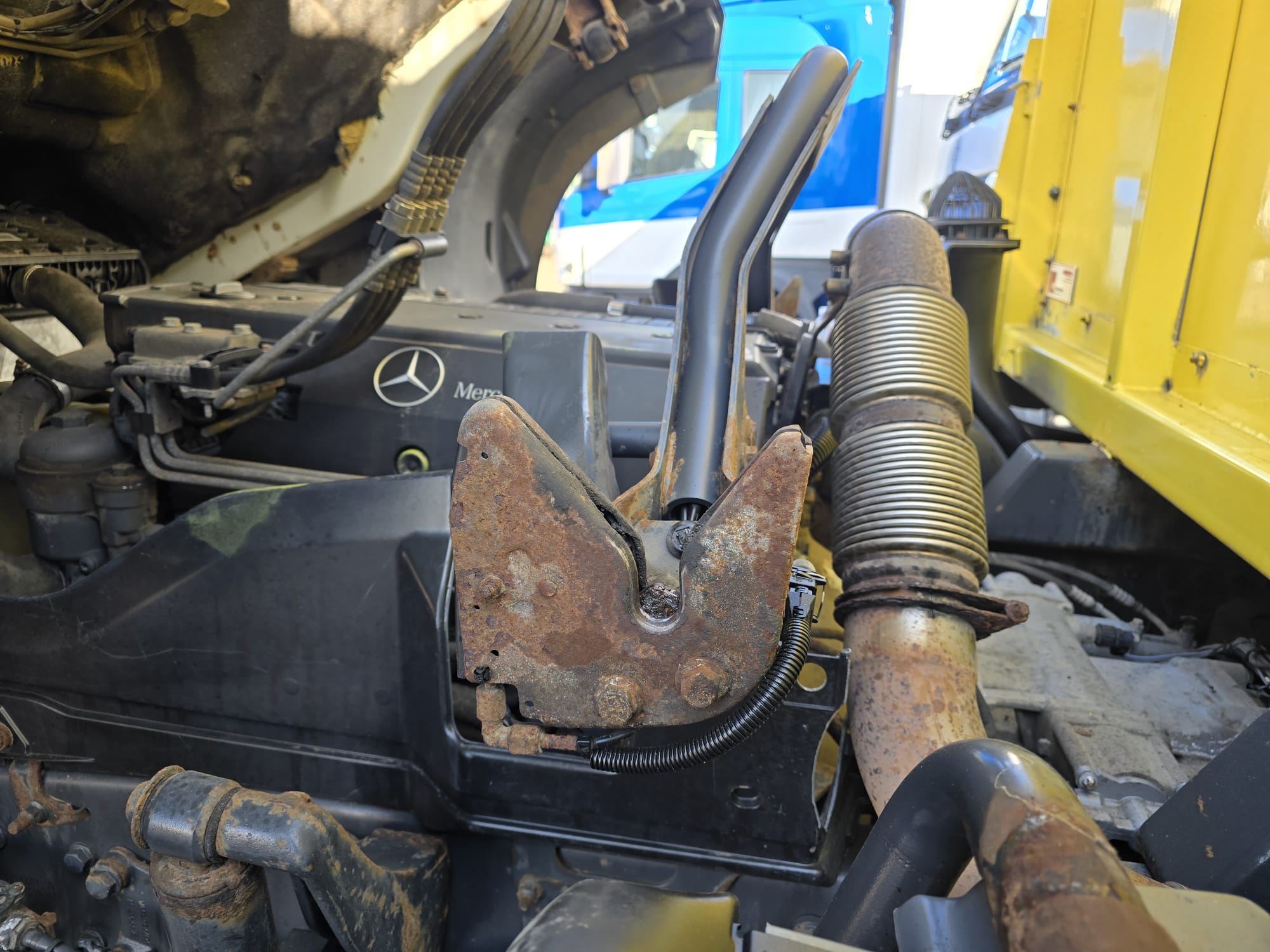 Mercedes Axor 2529 Rear Lift Brick Grab Manual