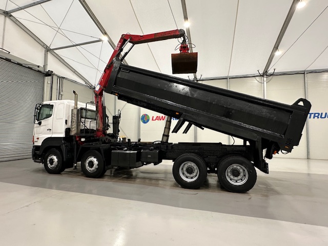 Hino 700 3241 8×4 Sleeper Cab Steel Tipper Grab