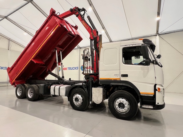 Volvo FM 400 8×4 Steel Tipper Grab Manual