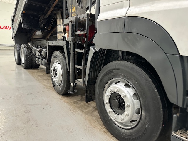 Hino 700 3241 8×4 Sleeper Cab Steel Tipper Grab