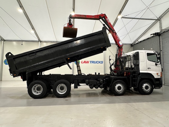 Hino 700 3241 8×4 Sleeper Cab Steel Tipper Grab