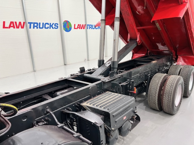 Volvo FM 400 8×4 Steel Tipper Grab Manual