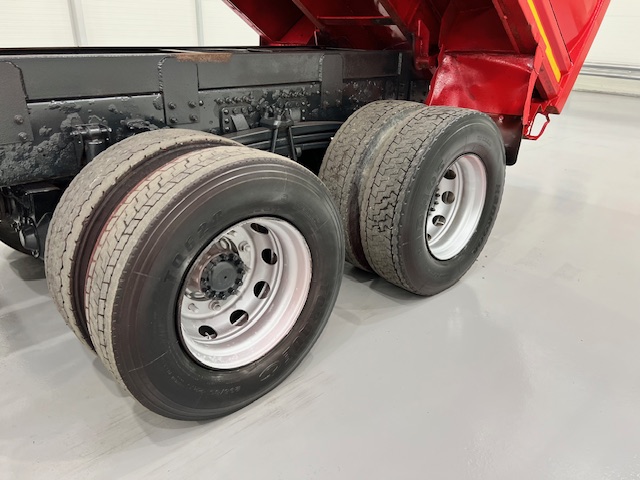 Volvo FM 400 8×4 Steel Tipper Grab Manual