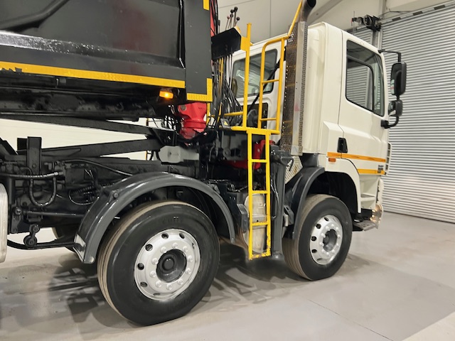 DAF CF85 360 8×4 Day Cab Steel Tipper Grab