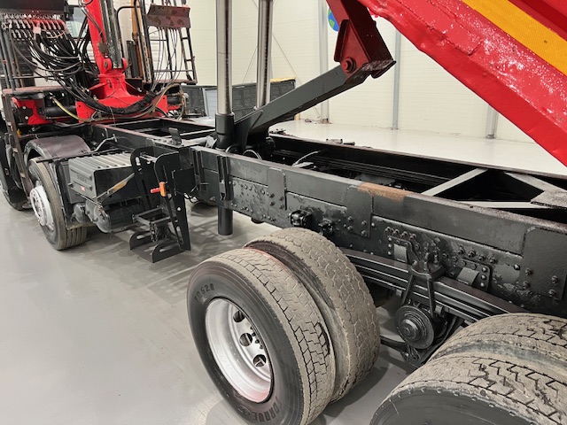 Volvo FM 400 8×4 Steel Tipper Grab Manual