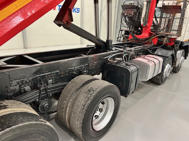 Volvo FM 400 8×4 Steel Tipper Grab Manual