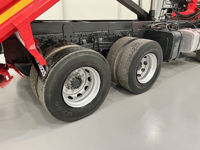 Volvo FM 400 8×4 Steel Tipper Grab Manual
