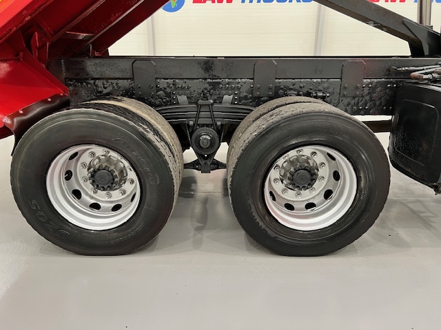 Volvo FM 400 8×4 Steel Tipper Grab Manual