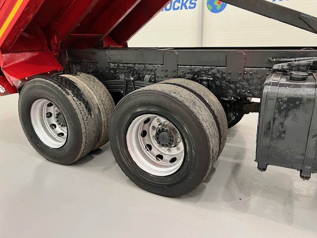 Volvo FM 400 8×4 Steel Tipper Grab Manual