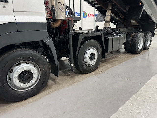 Hino 700 3241 8×4 Sleeper Cab Steel Tipper Grab