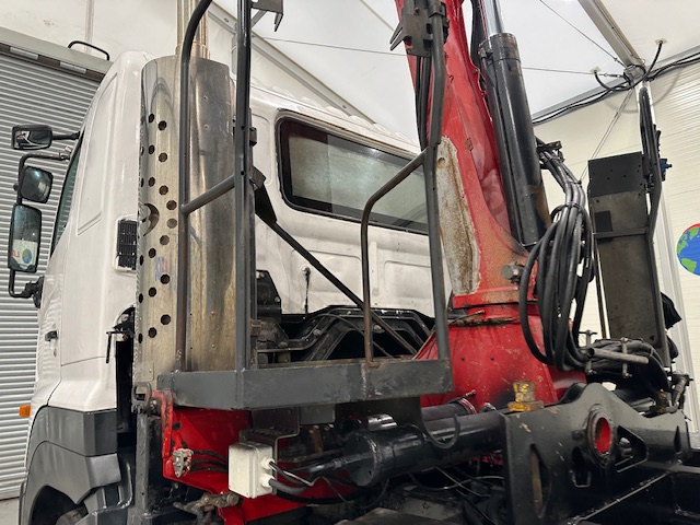 Hino 700 3241 8×4 Sleeper Cab Steel Tipper Grab