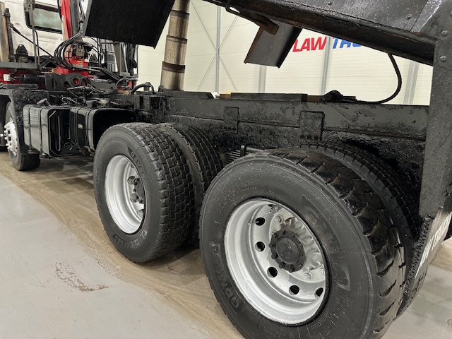 Hino 700 3241 8×4 Sleeper Cab Steel Tipper Grab