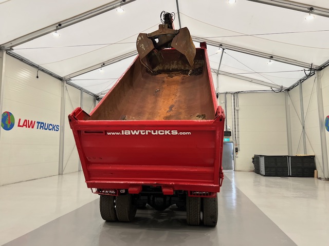 Volvo FM 400 8×4 Steel Tipper Grab Manual