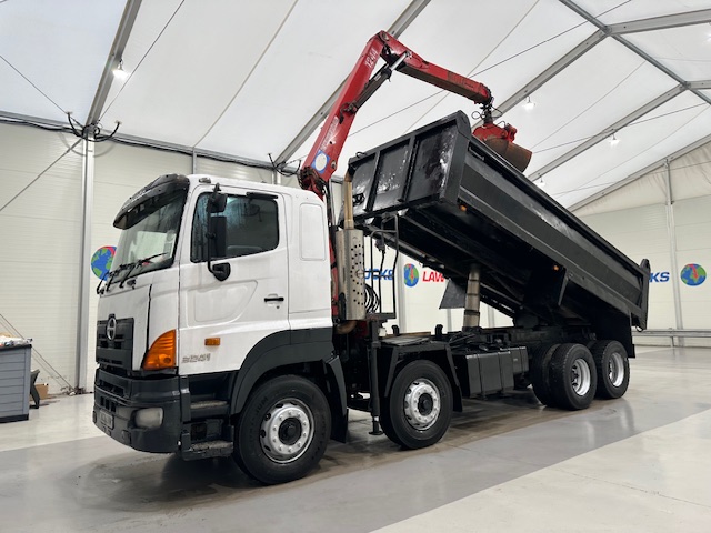 Hino 700 3241 8×4 Sleeper Cab Steel Tipper Grab