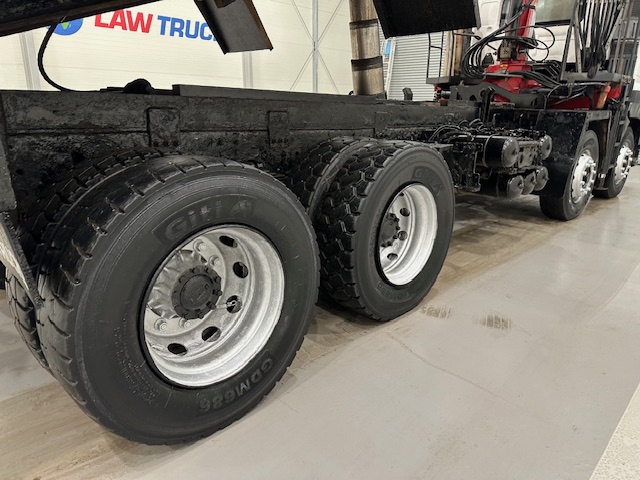 Hino 700 3241 8×4 Sleeper Cab Steel Tipper Grab