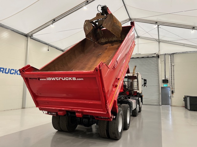 Volvo FM 400 8×4 Steel Tipper Grab Manual