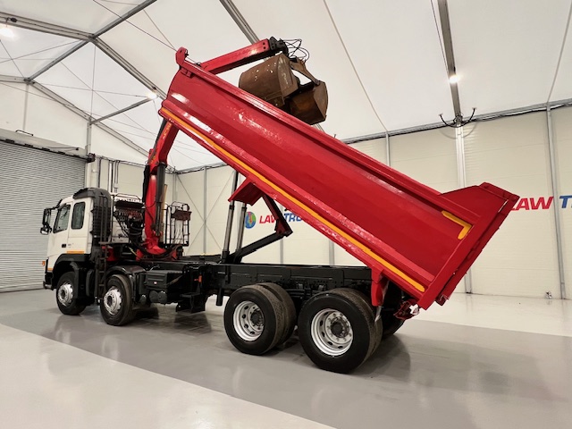 Volvo FM 400 8×4 Steel Tipper Grab Manual