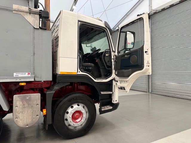 Volvo FM 380 8×4 Day Cab Tipper