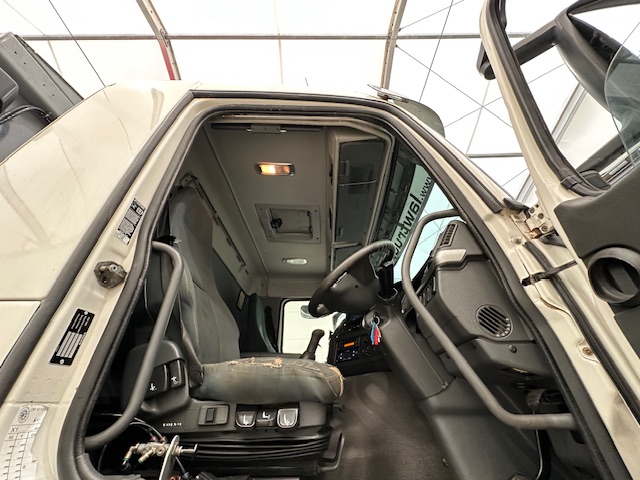Volvo FM 380 8×4 Day Cab Tipper