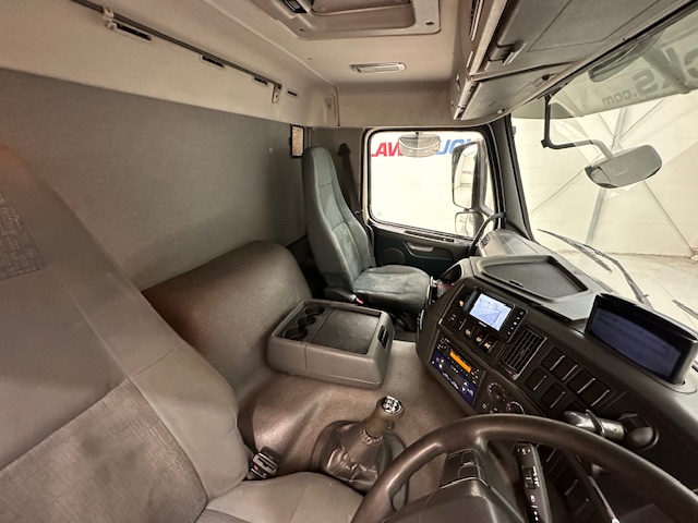 Volvo FM 380 8×4 Day Cab Tipper