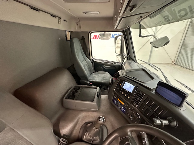 Volvo FM 380 8×4 Day Cab Tipper