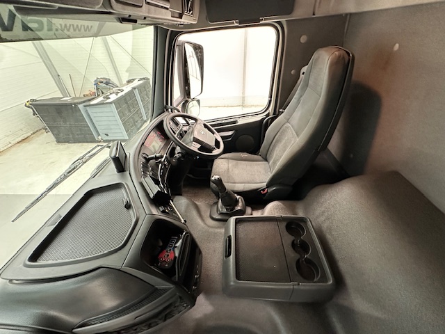 Volvo FM 380 8×4 Day Cab Tipper