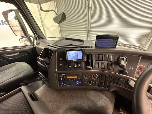 Volvo FM 380 8×4 Day Cab Tipper