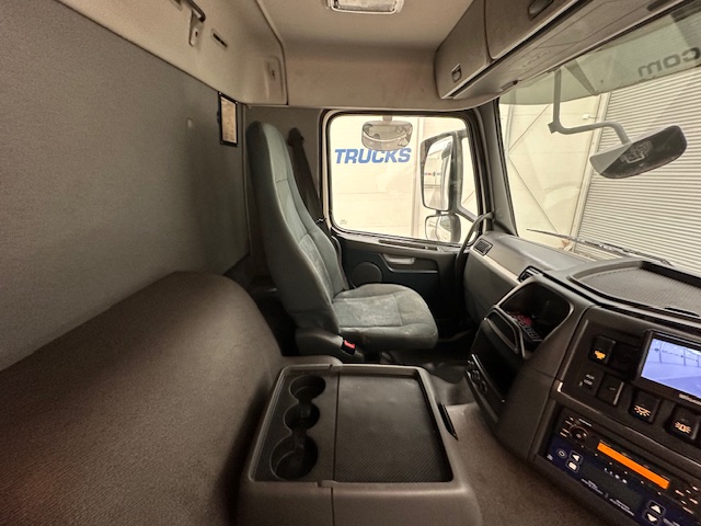 Volvo FM 380 8×4 Day Cab Tipper
