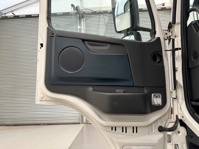 Volvo FM 380 8×4 Day Cab Tipper