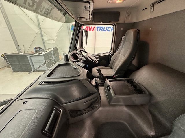 Volvo FM 380 8×4 Day Cab Tipper