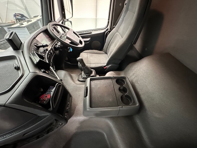 Volvo FM 380 8×4 Day Cab Tipper