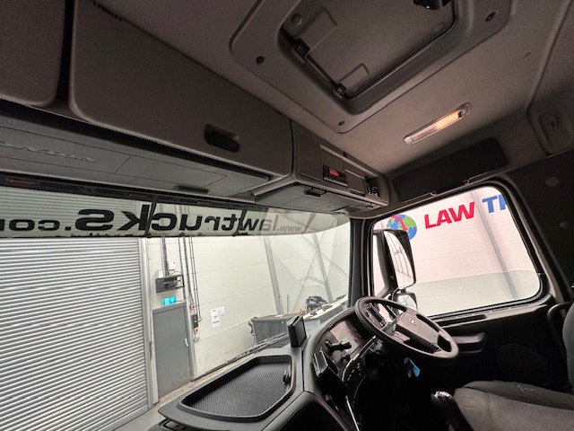Volvo FM 380 8×4 Day Cab Tipper