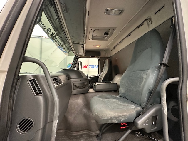 Volvo FM 380 8×4 Day Cab Tipper