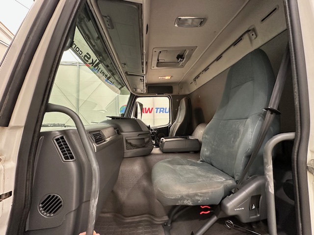 Volvo FM 380 8×4 Day Cab Tipper