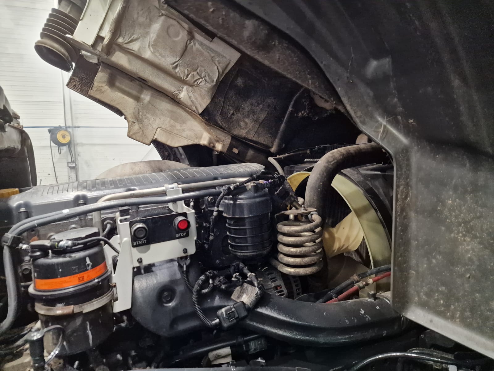 Iveco Stralis 310 Euro 6 6×2 Dropside Brick Grab