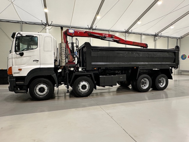 Hino 700 3241 8×4 Sleeper Cab Steel Tipper Grab