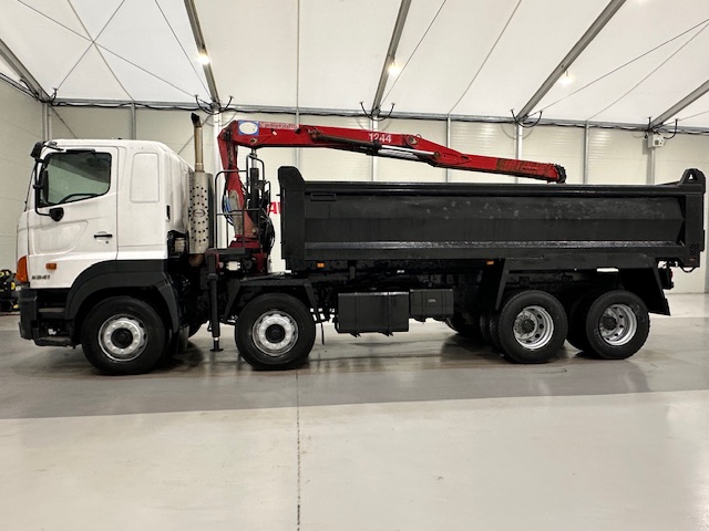Hino 700 3241 8×4 Sleeper Cab Steel Tipper Grab