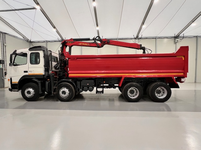 Volvo FM 400 8×4 Steel Tipper Grab Manual