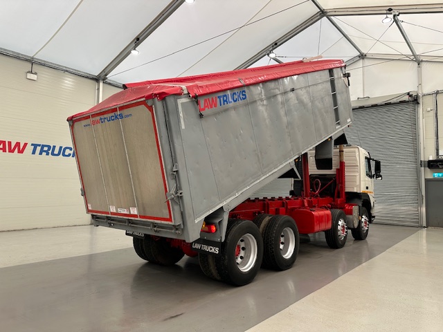Volvo FM 380 8×4 Day Cab Tipper