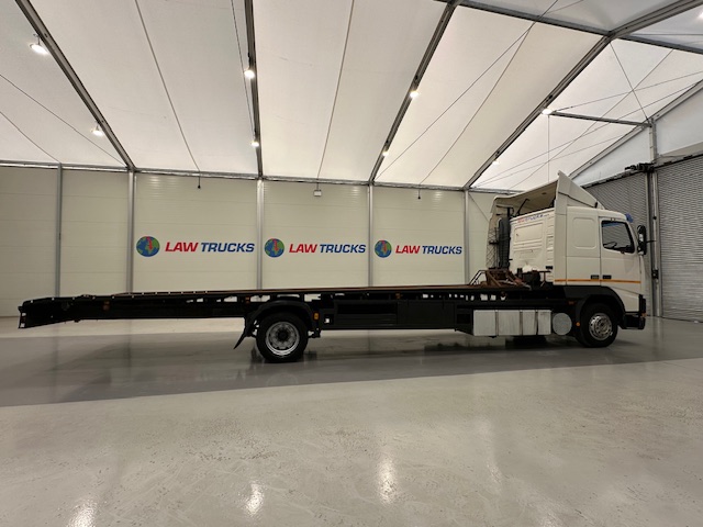 Volvo FH12 420 4×2 Caravan Transporter