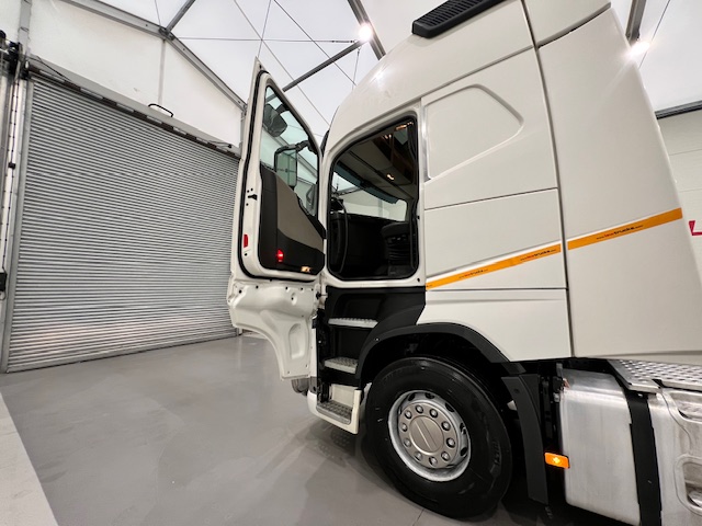 Volvo FH 500 6×2 Sleeper Cab Tractor Unit PTO