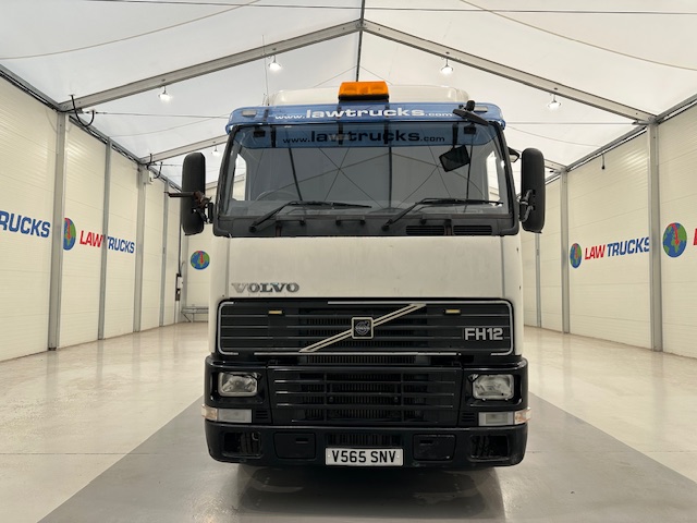 Volvo FH12 420 4×2 Caravan Transporter