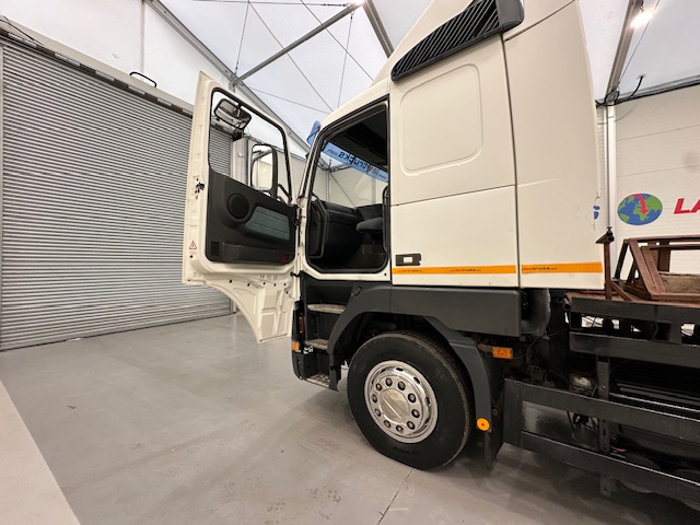 Volvo FH12 420 4×2 Caravan Transporter